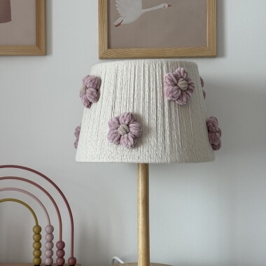 Lampka nocna boho z abażurem ze sznurka i kwiatkami handmade