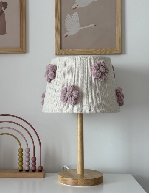 Lampka nocna boho z abażurem ze sznurka i kwiatkami handmade