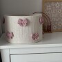 Lampa wisząca w stylu boho, beżowa z różowymi kokardkami, do pokoju dziecka