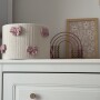 Lampa wisząca w stylu boho, beżowa z różowymi kokardkami, do pokoju dziecka