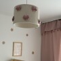 Lampa wisząca w stylu boho, beżowa z różowymi kokardkami, do pokoju dziecka