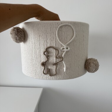 Lampa wisząca BOHO z misiem ze sznurka trzymającym balonik – dekoracja do pokoju dziecka