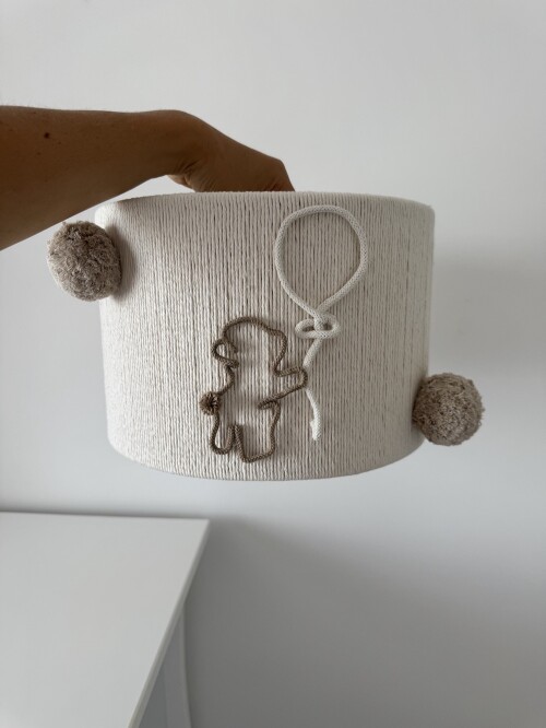 Lampa wisząca BOHO z misiem ze sznurka trzymającym balonik – dekoracja do pokoju dziecka