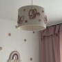 Lampa sufitowa z motylkami do pokoju dziecka – naturalny sznurek kremowy, różowe motylki również ze sznurka
