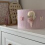 Lampa wisząca z różowym abażurem w stylu boho, wróżki i motylki – dekoracja do pokoju dziecka