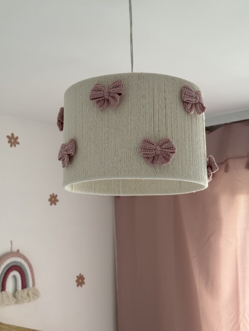 Lampa wisząca w stylu boho, beżowa z różowymi kokardkami, do pokoju dziecka