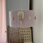 Lampa wisząca z różowym abażurem w stylu boho, wróżki i motylki – dekoracja do pokoju dziecka