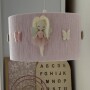 Lampa wisząca z różowym abażurem w stylu boho, wróżki i motylki – dekoracja do pokoju dziecka