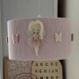 Lampa wisząca z różowym abażurem w stylu boho, wróżki i motylki – dekoracja do pokoju dziecka