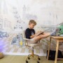 Mural z bolidami wyścigowymi F1 w pokoju dziecka