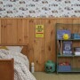 Tapeta na ścianę dla dziecka w wyścigówki na oliwkowym tle w kratkę