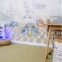 Mural z bolidami wyścigowymi F1 w pokoju dziecka