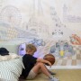 Mural z bolidami wyścigowymi F1 w pokoju dziecka