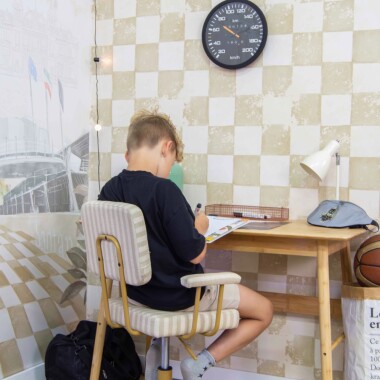 Tapeta beżowa w kratkę szachownicową w pokoju dziecka