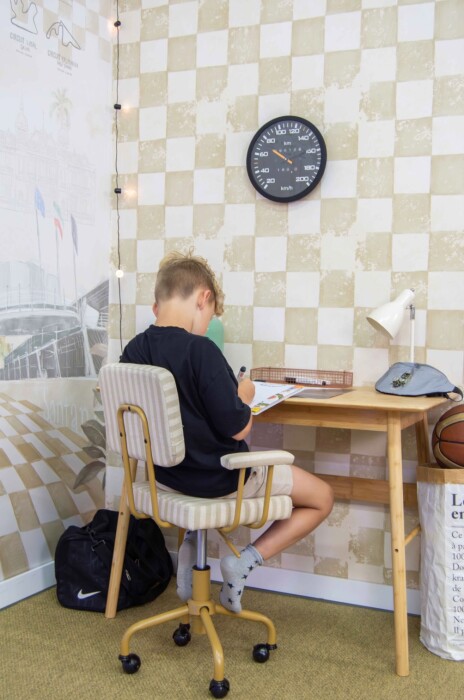 Tapeta beżowa w kratkę szachownicową w pokoju dziecka