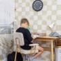 Tapeta beżowa w kratkę szachownicową w pokoju dziecka