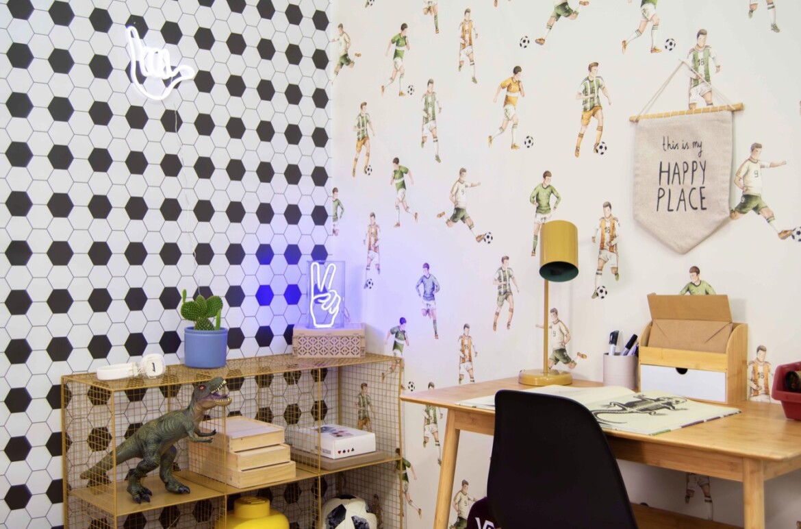 Tapeta na ścianę dla chłopca – jak wybrać idealny wzór do pokoju dziecka?