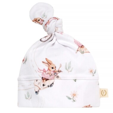 Biała czapeczka z bawełny organicznej w króliczki w autach