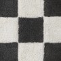 Czarno-biały dywan w szachownicę, kratkę