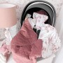 Ciepły otulacz do fotelika samochodowego. W środku w delikatne kwiaty na białym tle, a na zewnątrz różowo-czerwony velvet
