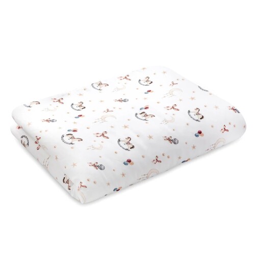 Bambusowa kołderka w zabawki na białym tle