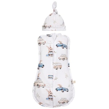 Otulacz dla niemowląt z wypełnieniem YOSOY wykonany z najwyższej jakości bawełny z dodatkiem elastanu, zapewnia maluszkowi ciepło, delikatność i idealne dopasowanie. Biały w autka.