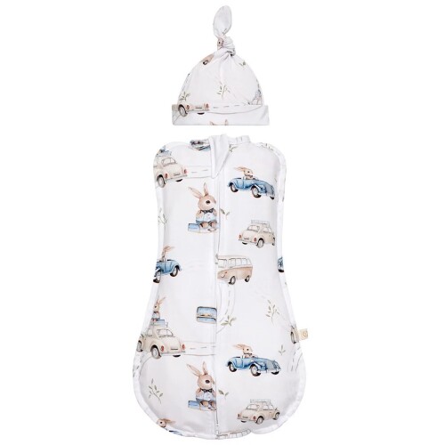 Otulacz dla niemowląt z wypełnieniem YOSOY wykonany z najwyższej jakości bawełny z dodatkiem elastanu, zapewnia maluszkowi ciepło, delikatność i idealne dopasowanie. Biały w autka.