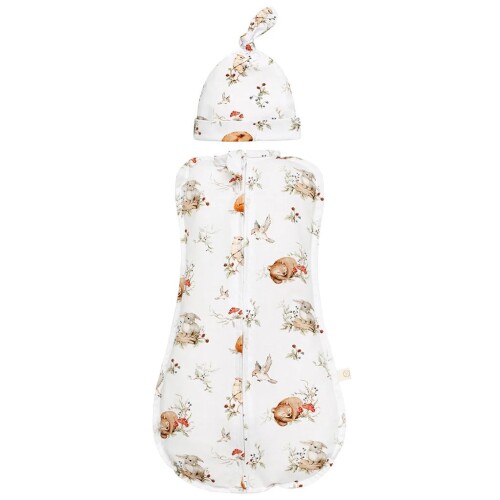 Otulacz dla niemowląt z wypełnieniem YOSOY wykonany z najwyższej jakości bawełny z dodatkiem elastanu, zapewnia maluszkowi ciepło, delikatność i idealne dopasowanie. Biały w leśne zwierzątka.