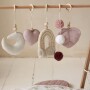 Baby gym to minimalistyczny, edukacyjny stojak dla niemowląt, wykonany z drewna bukowego o wysokiej jakości.