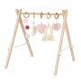 Baby gym to minimalistyczny, edukacyjny stojak dla niemowląt, wykonany z drewna bukowego o wysokiej jakości.