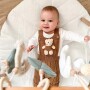 Baby gym to minimalistyczny, edukacyjny stojak dla niemowląt, wykonany z drewna bukowego o wysokiej jakości.