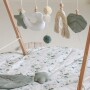 Baby gym to minimalistyczny, edukacyjny stojak dla niemowląt, wykonany z drewna bukowego o wysokiej jakości.
