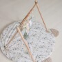 Baby gym to minimalistyczny, edukacyjny stojak dla niemowląt, wykonany z drewna bukowego o wysokiej jakości.