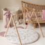 Baby gym to minimalistyczny, edukacyjny stojak dla niemowląt, wykonany z drewna bukowego o wysokiej jakości.