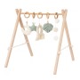 Baby gym to minimalistyczny, edukacyjny stojak dla niemowląt, wykonany z drewna bukowego o wysokiej jakości.