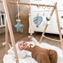 Baby gym to minimalistyczny, edukacyjny stojak dla niemowląt, wykonany z drewna bukowego o wysokiej jakości.