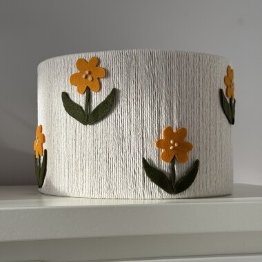 Lampa sufitowa boho ze sznurka kremowego z ośmioma filcowymi kwiatkami.