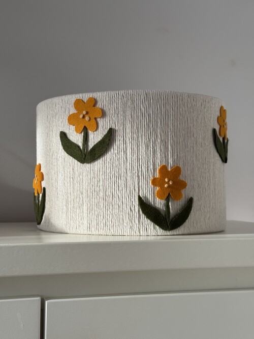 Lampa sufitowa boho ze sznurka kremowego z ośmioma filcowymi kwiatkami.