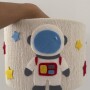 Lampa sufitowa ze sznurka w kremowym kolorze z dwoma astronautami i gwiazdkami z filcu.