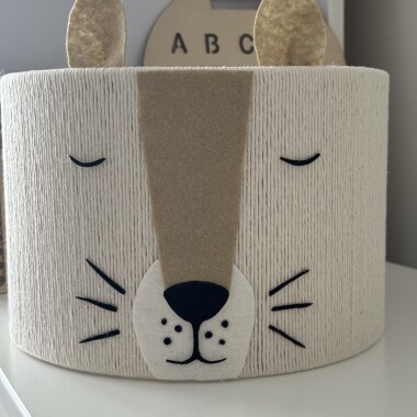 Lampa sufitowa ze sznurka w kremowym kolorze z twarzą lwa z filcu.