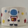 Lampa sufitowa ze sznurka w kremowym kolorze z dwoma astronautami i gwiazdkami z filcu.