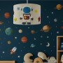Kremowa lampa sufitowa ze sznurka w aranżacji pokoju dziecka, z astronautami i gwiazdkami z filcu.