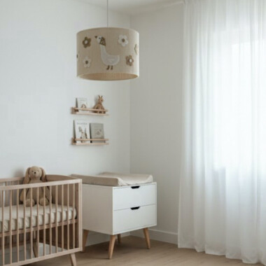 Lampa sufitowa z kremowego sznurka ozdobiona dwiema filcowymi gąskami i kwiatkami.