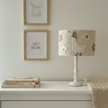 Lampa na stolik z kremowego sznurka ozdobiona dwiema filcowymi gąskami i kwiatkami.