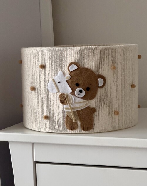 Lampa sufitowa do pokoju dziecka z brązowym misiem z filcu i kremowo-beżowym abażurem ze sznurka