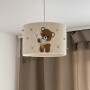Lampa sufitowa do pokoju dziecka z brązowym misiem z filcu i kremowo-beżowym abażurem ze sznurka