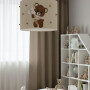 Lampa sufitowa do pokoju dziecka z brązowym misiem z filcu i kremowo-beżowym abażurem ze sznurka