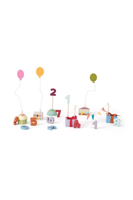 Drewniany zestaw dekoracyjny na urodziny z cyframi 0–9 i kolorowymi elementami. Wielorazowy, na każde urodziny.