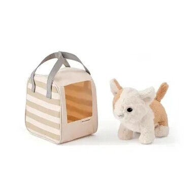 Miękka kotka Maja w materiałowej torbie to idealna towarzyszka codziennych zabaw. Zachęca do troski, przytulania i wspólnych przygód – w domu i poza nim.