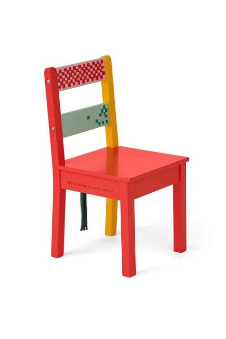 Kolorowe krzesełko drewniane dla dziecka z zielonym i żółtym elementem.